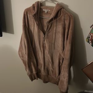 Cute and cozy oversize hoodie. I’m a size L/14 but can fit this size M.